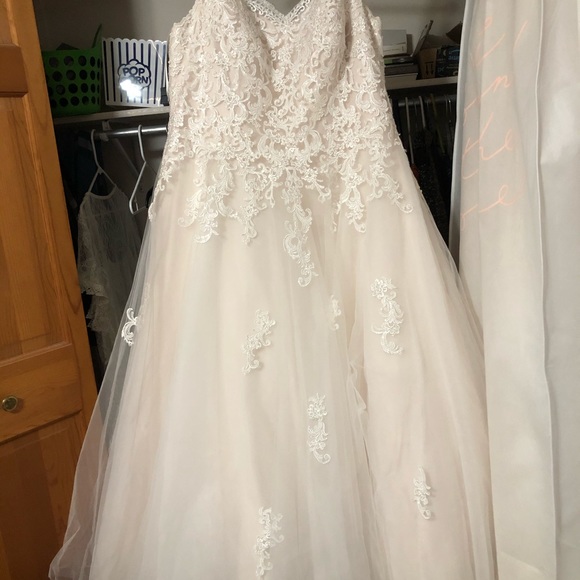 Beautiful never worn wedding dress free of alterations - Picture 3 of 6